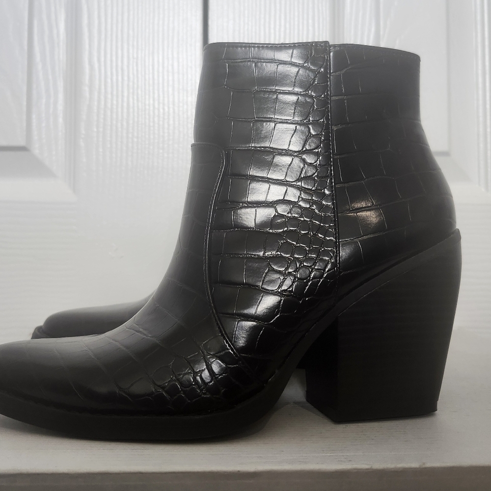 Madden Girl size 9 black  ankle boots